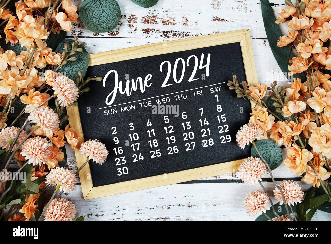 June 2024 Monthly Calendar With Flower Bouquet Decoration On | June 2024 Desktop Calendar Wallpaper